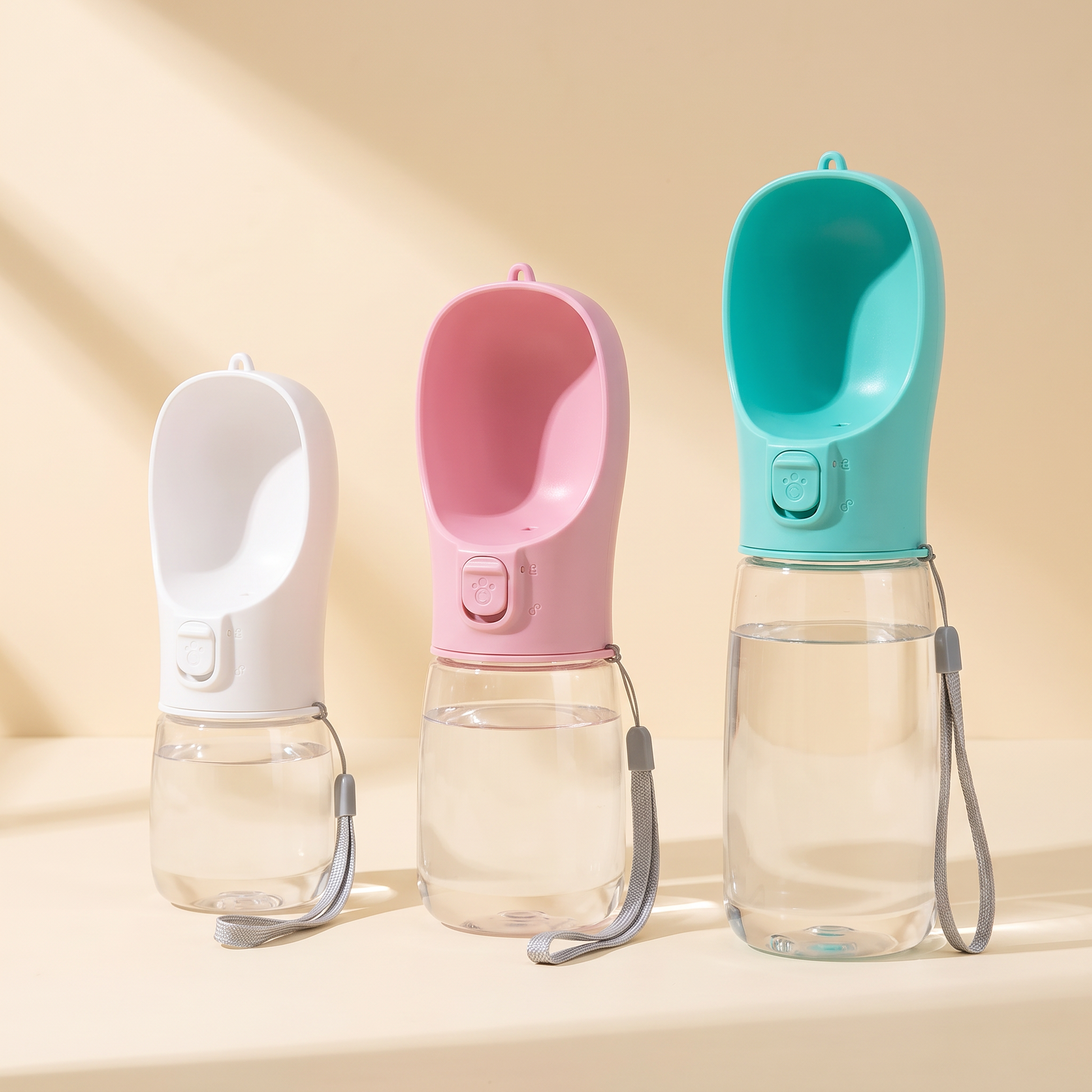 Trzy pojemności bidonu dla psa obok siebie: 300 ml, 350 ml i 550 ml